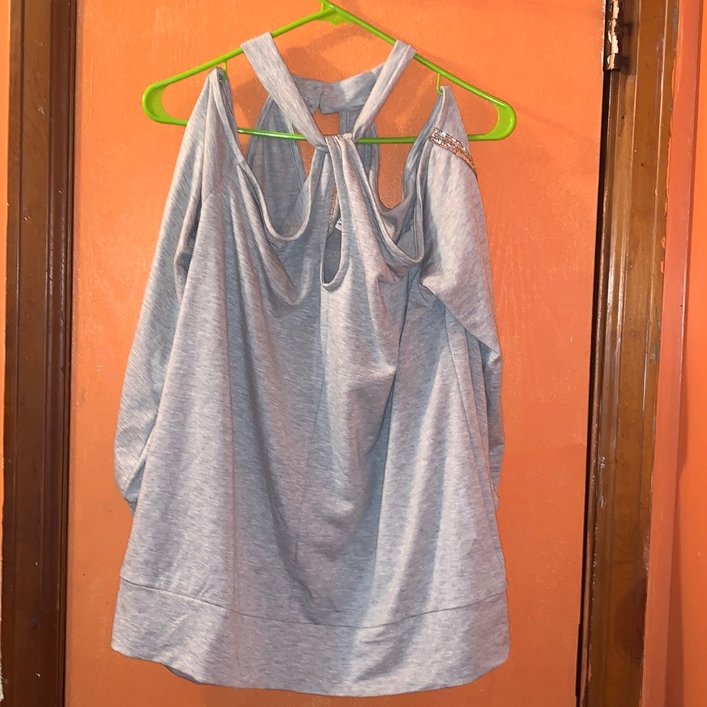 *4 items for $25* VENUS GRAY Peek a boo shoulders w/ bling strip Shirt Size 1X